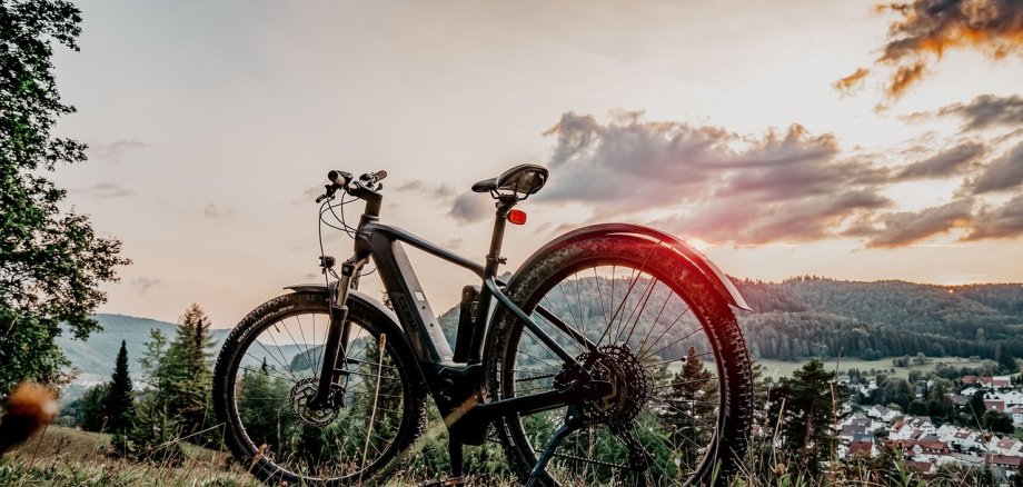 Elektro-Fahrrad vor Sonnenuntergang