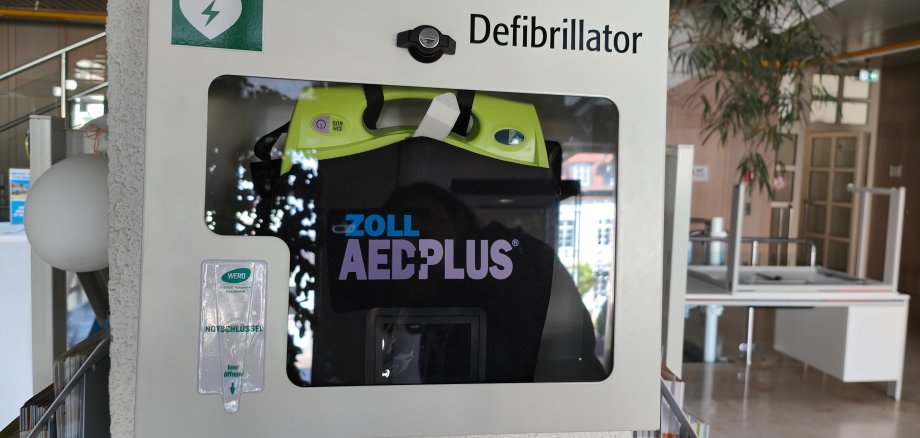 Defibrillator im Foyer des neuen Rathaus