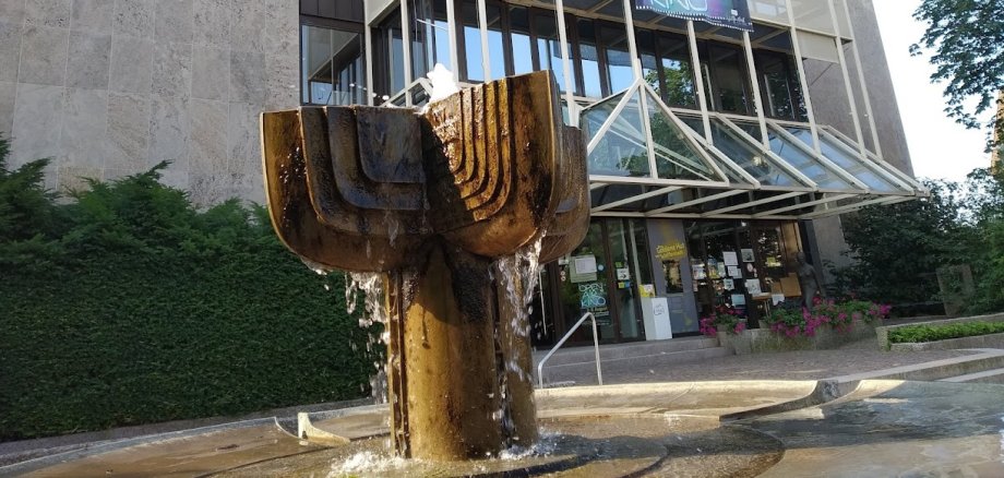 Rathaus mit Brunnen