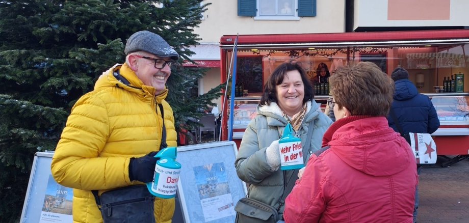 Bürgermeisterin Ilona Volk und Beigeordneter Dieter Weißenmayer mit Spendendosen