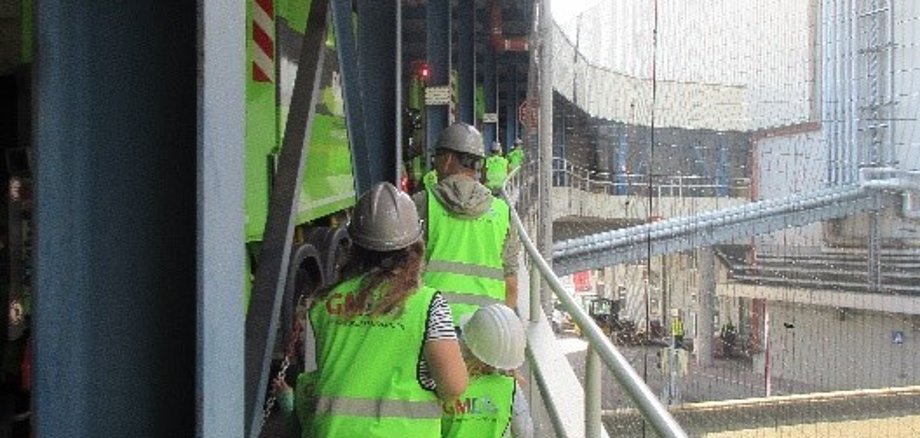 Kinder bei Besichtigung der Müllverbrennungsanlage