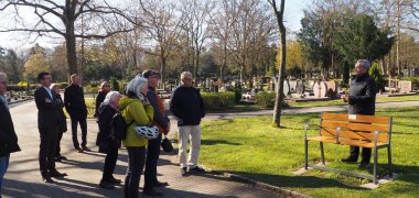 Vorstellung gespendete Sitzbänke auf dem Friedhof