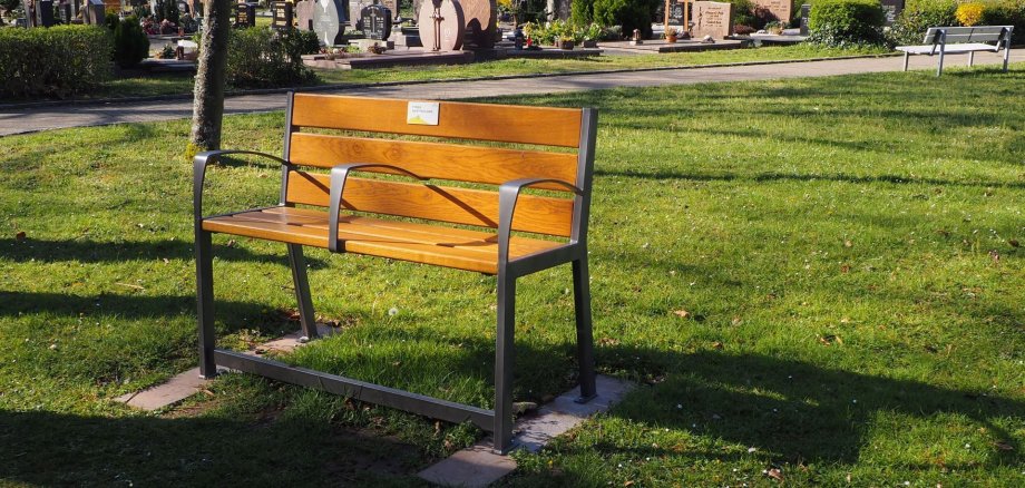 gespendete Sitzbank auf dem Friedhof