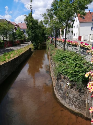 Balkonkästen entlang dem Rehbach