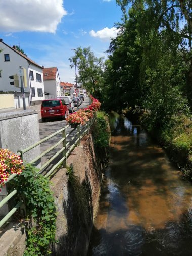 Balkonkästen entlang dem Rehbach