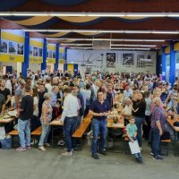 Besucherinnen und Besucher in der Waldfesthalle