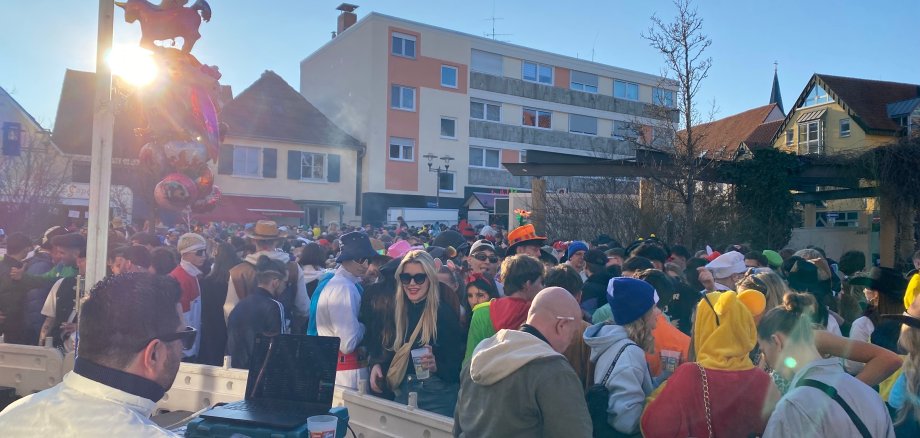 Viele Menschen in Kostümen feiern Fasching auf dem Schillerplatz